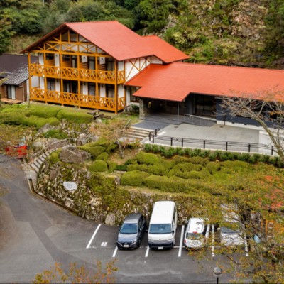 渓谷のホテルで深呼吸。鬼北町・成川の自然と働きながら暮らす🌿川の音と温泉に包まれる、小さなネイチャーホテルで「ナイトフロント」のおてつたび【現地で交通手段を確保できる方限定】