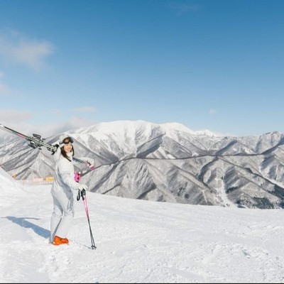 【苗場スキー場、目の前！】好立地のリゾートホテルで「ロビーサービス・ベル係」のお手伝い🍽充実した館内設備で滞在も安心◎スキー場共通リフト券付きで休日はスキースノーボードも⛷
