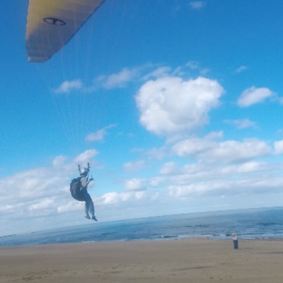 【※特別募集※/パラグライダーライセンスを取ろう！/アウトドア＆スキルアップのワンシーズン/まずは2か月お試しその後直接雇用可/1日6～8時間勤務】雄大な砂の風景に囲まれながら、思いっきり体を動かし、空と海の世界にはまってみませんか？