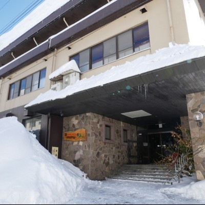 【2月末まで】【スキーシーズン】配膳・接客を中心に、旅館業務全般のお手伝い♪　まかない有り♪　石川県白山市県下最大スキー場まで徒歩1分！　雪国でお客様におもてなし