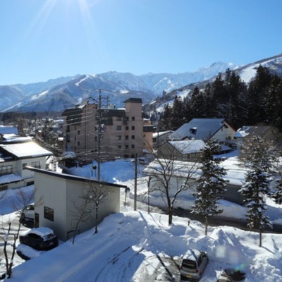 白銀の北アルプスを望む冬の白馬 | 天然温泉のホテルで接客＆清掃のおてつたび。休憩時間には温泉でゆったり。 冬季はウインタースポーツも楽しめます🎿