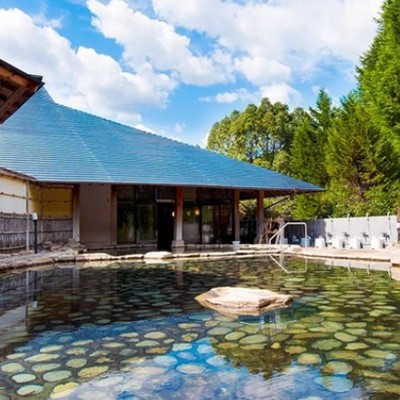 山の中の温泉でリフレッシュしながら、レストランのお手伝いをお願いします。