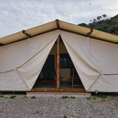 海と森にほどける、対馬のグランピングへ。 — SLOTH GLAMPINGで“旅する接客”を一緒に — 🌿9割が韓国からのお客様なので、プチ留学気分も♪