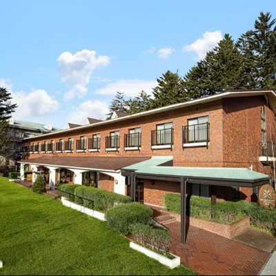 澄んだ空気に包まれた軽井沢リゾートでおてつたび | 静かで落ち着いた雰囲気の中、お客様に寄り添ったおもてなしを提供しているホテルです。