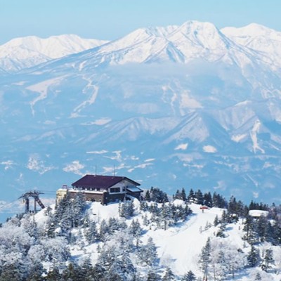 【志賀高原の大自然に囲まれて】雪に囲まれた非日常な環境で一緒に働きませんか？温泉大浴場あり♨