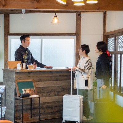 釧路湿原国立公園と阿寒摩周国立公園の入口にあるゲストハウス。タンチョウヅルの住むまち「阿寒町」で、北海道の田舎ぐらしを楽しみながら、ゲストハウスで働いてみませんか？