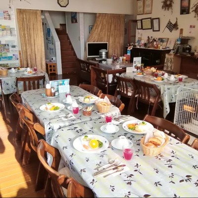 伊豆熱川の別荘地にあるペンションで、リゾート気分のお手伝いはいかがですか。太平洋に浮かぶ島々を見下ろす好立地、ベストシーズンの伊豆半島を満喫できるお仕事です。