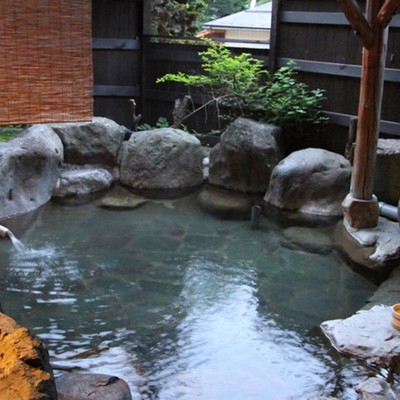 紅葉を楽しみながらお手伝いしていただけませんか　北アルプスに囲まれた温泉宿で毎日温泉に入ることができます　　