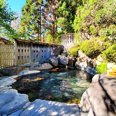 【奥飛騨】囲炉裏の灯り、庭園露天、奥飛騨の夜にほどける。新平湯温泉「美山荘」で、接客・調理補助・清掃をまるっと体験するおてつたび